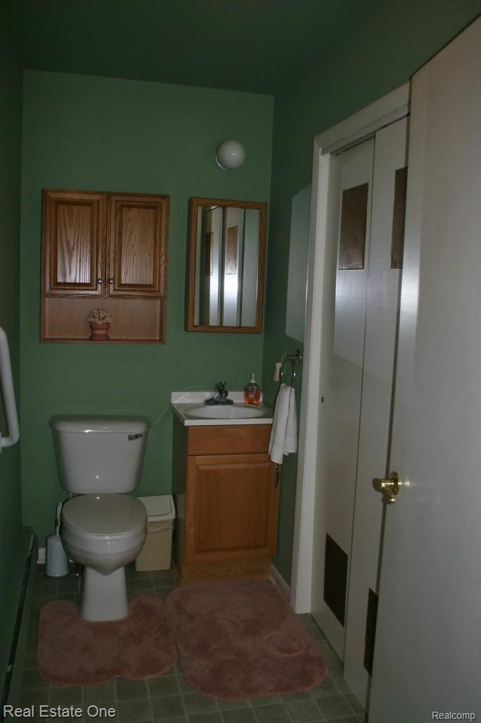 3192 Grant Road Rochester, MI 48309 - Photo 13 of 26 13 Powder Room.jpg