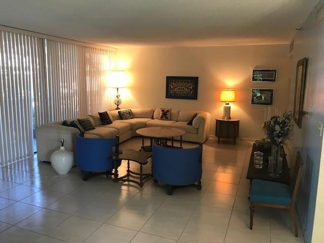 859 Jeffery Street, Unit 202 Boca Raton, FL 33487 - Photo 23 of 37 Pic - Living Room