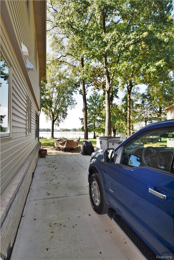 18300 Meridian Road Grosse Ile, MI 48138 - Photo 38 of 53 DSC_0953.JPG