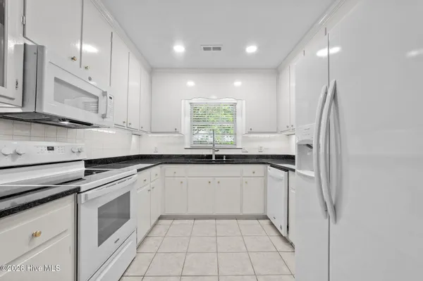 $229,900 | 809 Greenbriar Road, Kinston, NC 28501