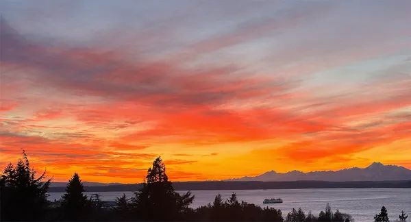 $1,985,000 | 19125 94th Avenue West, Edmonds, WA 98020