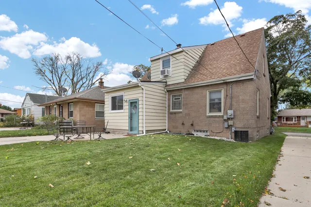 $274,900 | 2472 South 95th Street, West Allis, WI 53227