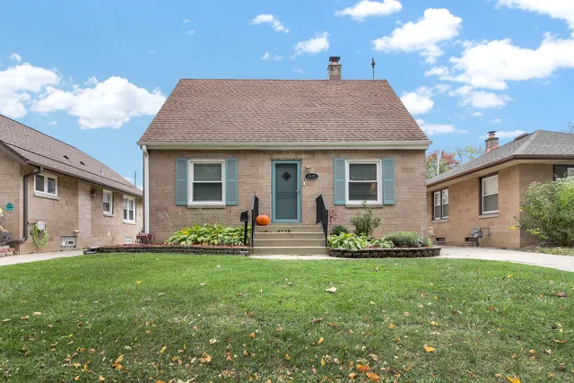 $274,900 | 2472 South 95th Street, West Allis, WI 53227