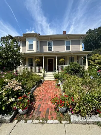 $3,200 | 106 Hale Street, Unit 2, Beverly, MA 01915
