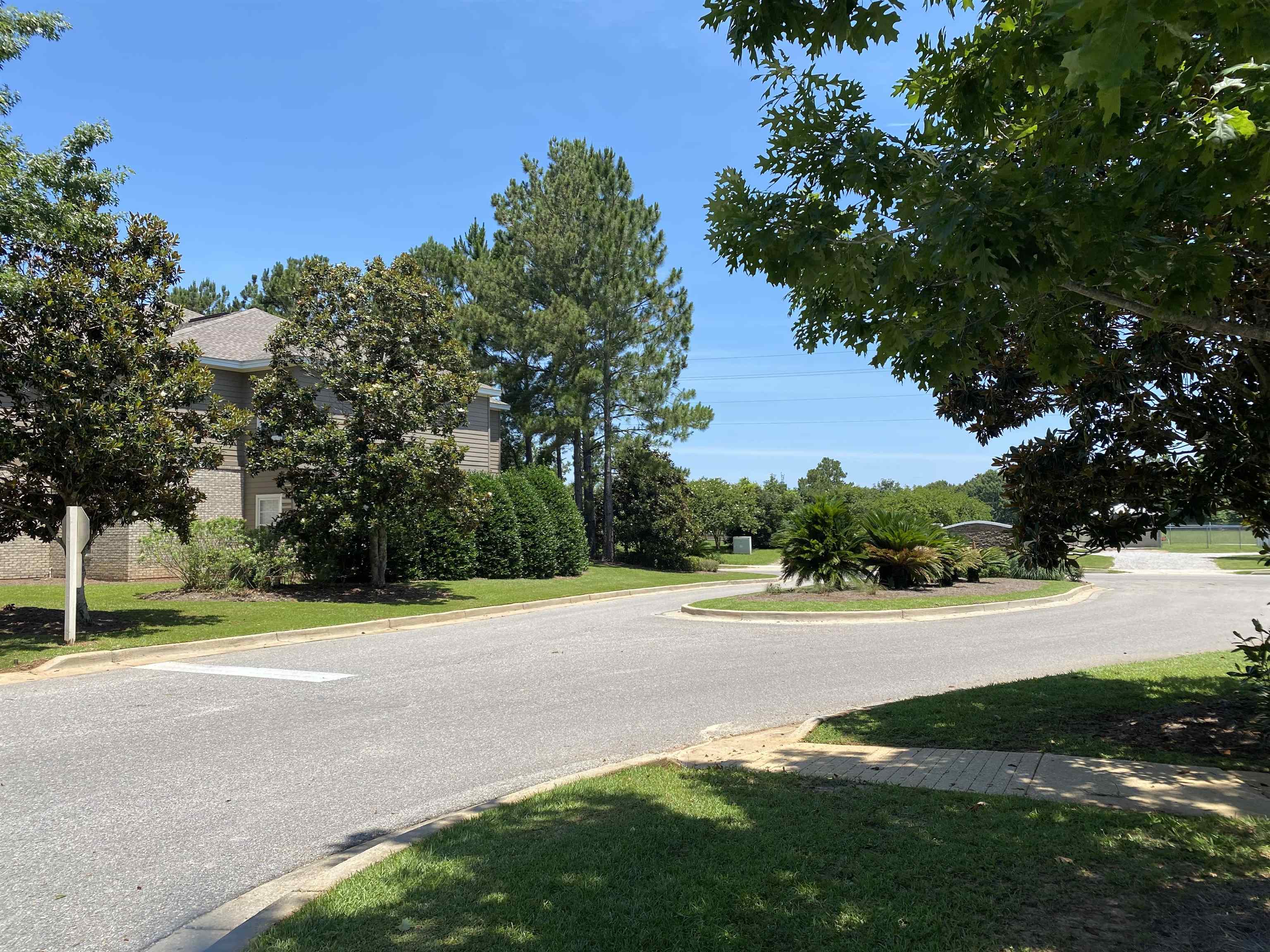 450 Park Avenue, Unit 209 Foley, AL 36535 - Photo 4 of 9 Landscaped grounds