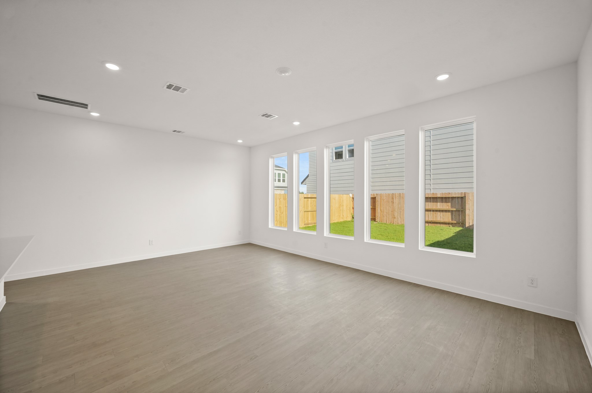 2207 Diagonal Lane Houston, TX 77051 - Photo 20 of 36 an empty room with windows