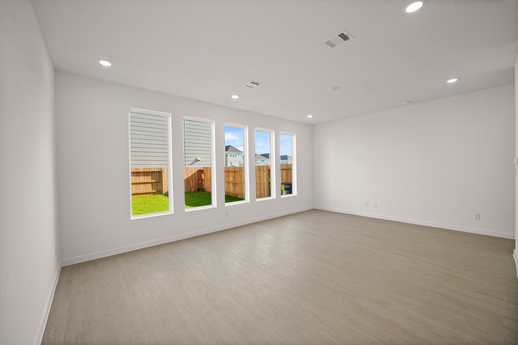 2207 Diagonal Lane Houston, TX 77051 - Photo 23 of 36 an empty room with windows