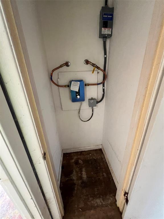492 Richerson Road Denison, TX 75021 - Photo 16 of 28 a bathroom with a bath tub