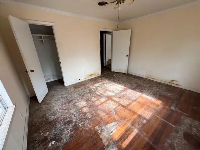 a view of a big room with closet and windows