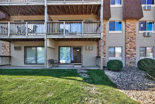 $92,000 | 2005 East 122nd Street, Unit A7, Burnsville, MN 55337