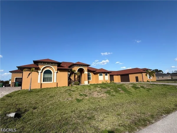 a view of a house with a yard