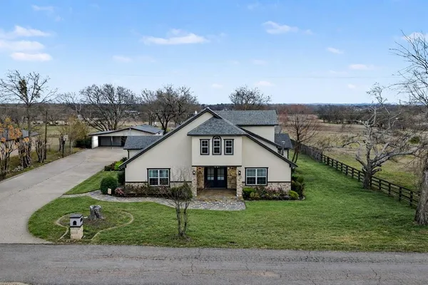 a view of a yard in front of house