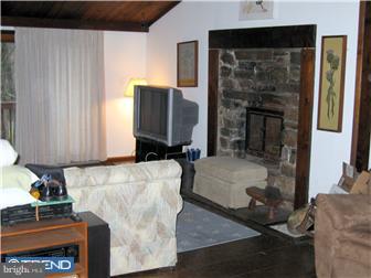 1875 Meadow Road Southampton, PA 18966 - Photo 3 of 11 Living Room