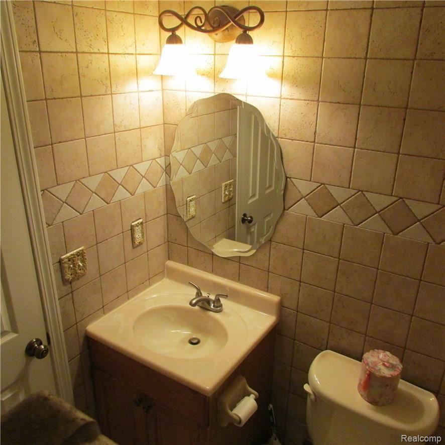 814 Francis Street Rochester, MI 48307 - Photo 12 of 23 FULL BATHROOM (3).JPG