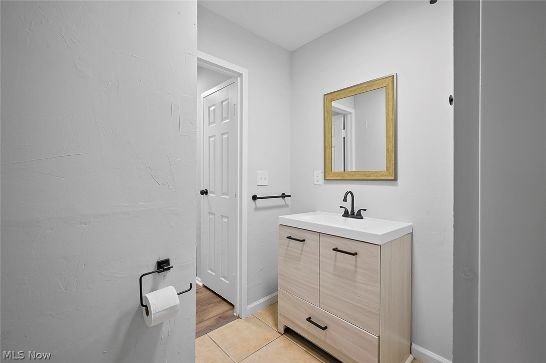 18066 Weston Road Cleveland, OH 44121 - Photo 11 of 18