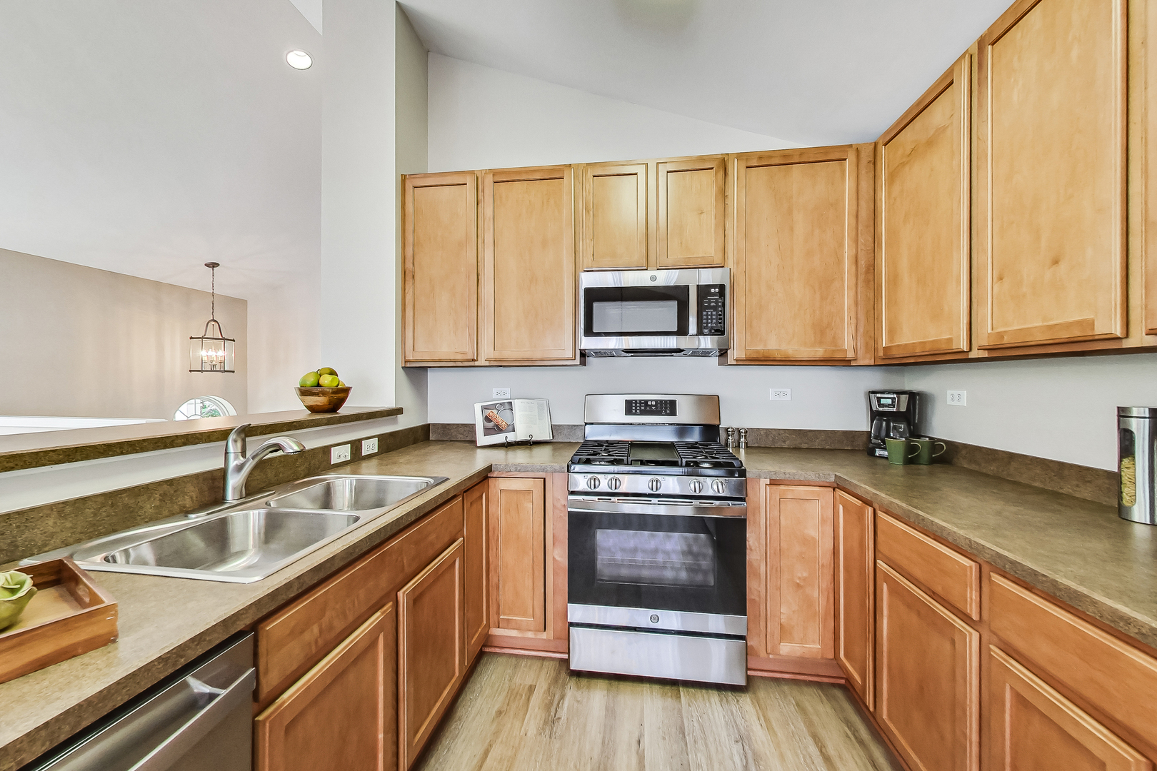 1052 Reserve Drive Elgin, IL 60123 - Photo 14 of 40 a kitchen with a sink stove and microwave