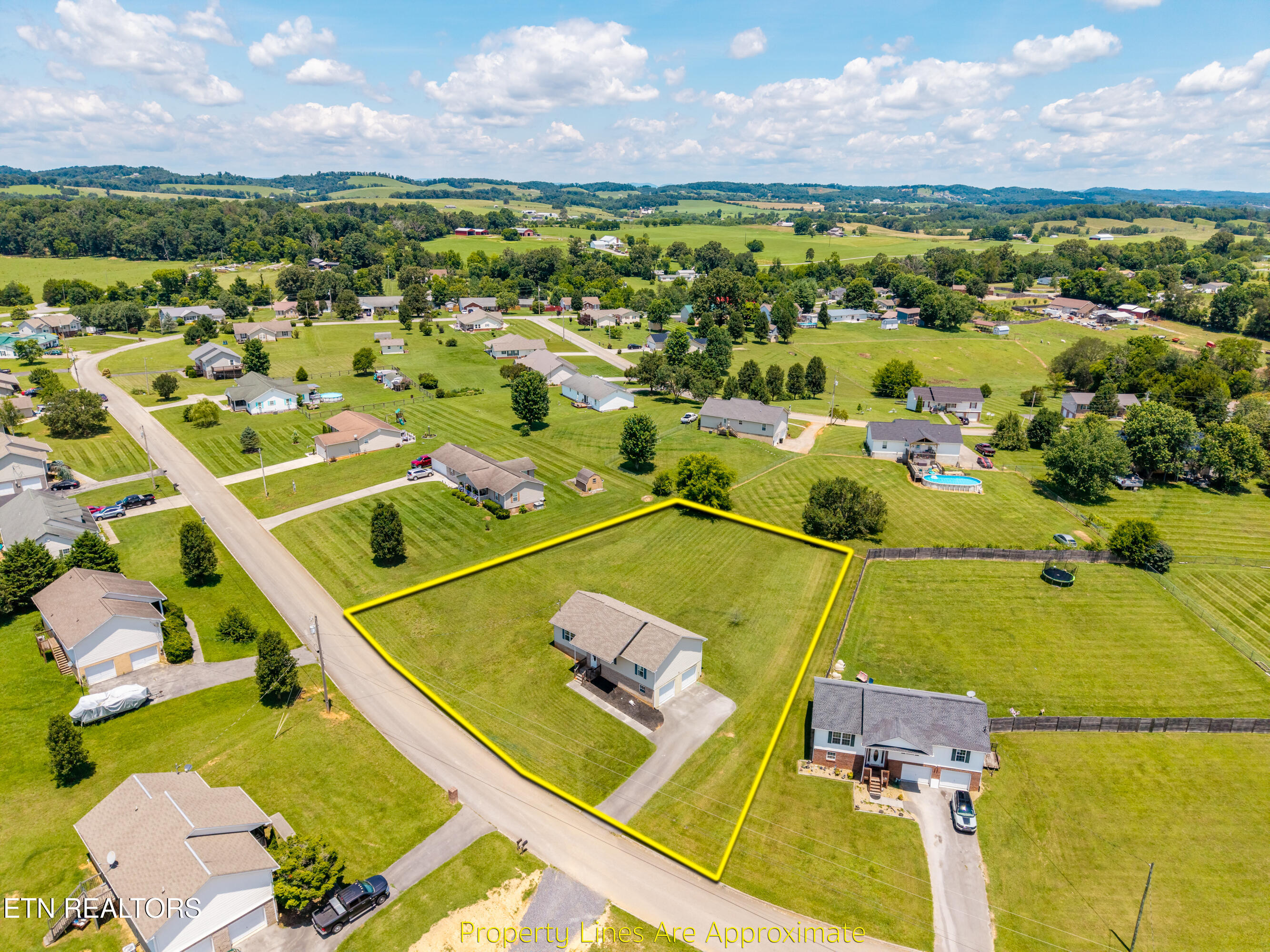 157 Ridgefield Drive Dandridge, TN 37725 - Photo 2 of 54 157RidgefieldDr-21