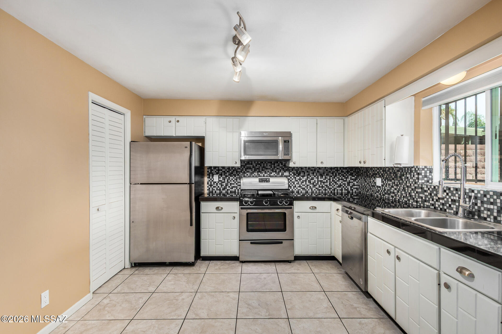 4386 East Fort Lowell Road Tucson, AZ 85712 - Photo 10 of 33 Gallery Image 10
