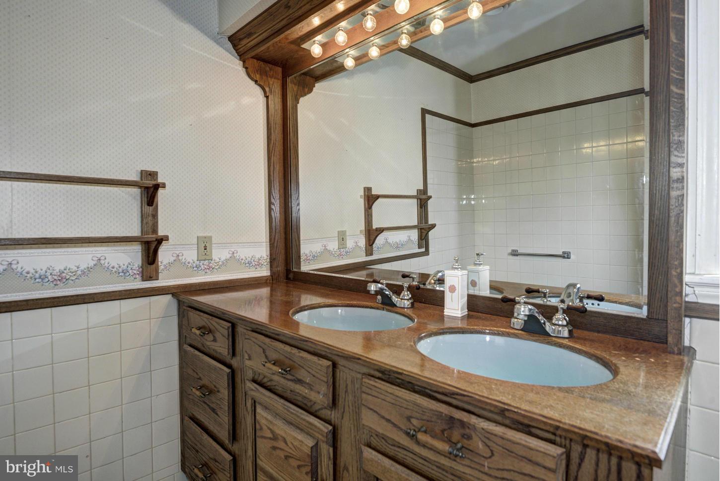 5215 Grandview Road Hanover, PA 17331 - Photo 19 of 30 Bath