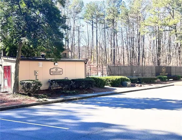 a sign that is sitting on a brick wall