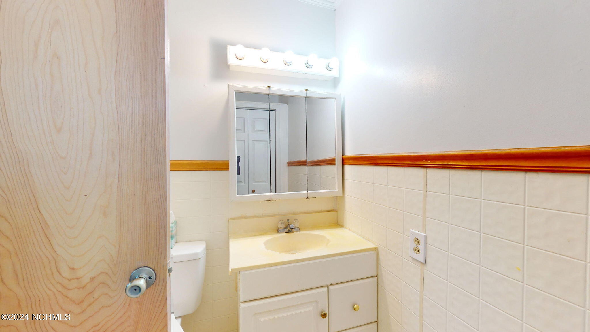 1154 Merrimon Road Beaufort, NC 28516 - Photo 27 of 46 Half Bathroom