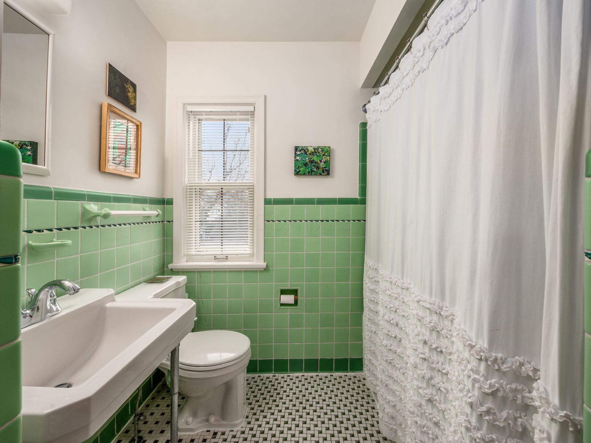 2240 Coventry Road Upper Arlington, OH 43221 - Photo 15 of 29 014_er Arlington OH 43221 USA