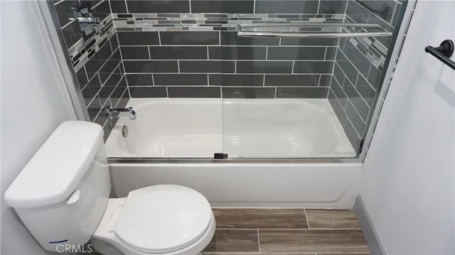 a view of a house with backyard and garden