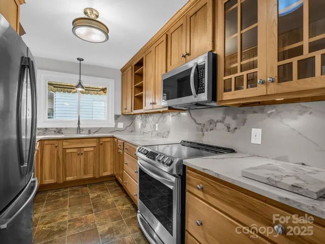 $575,000 | 1618 Kensington Road, Hendersonville, NC 28791