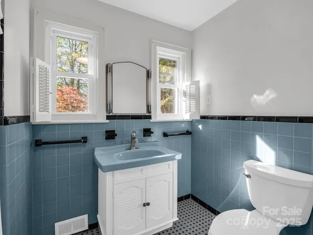 $575,000 | 1618 Kensington Road, Hendersonville, NC 28791