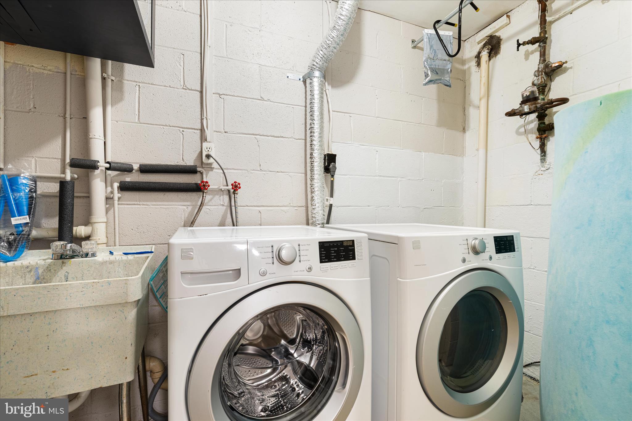 11608 Newbridge Court Reston, VA 20191 - Photo 36 of 47 a utility room with dryer and washer