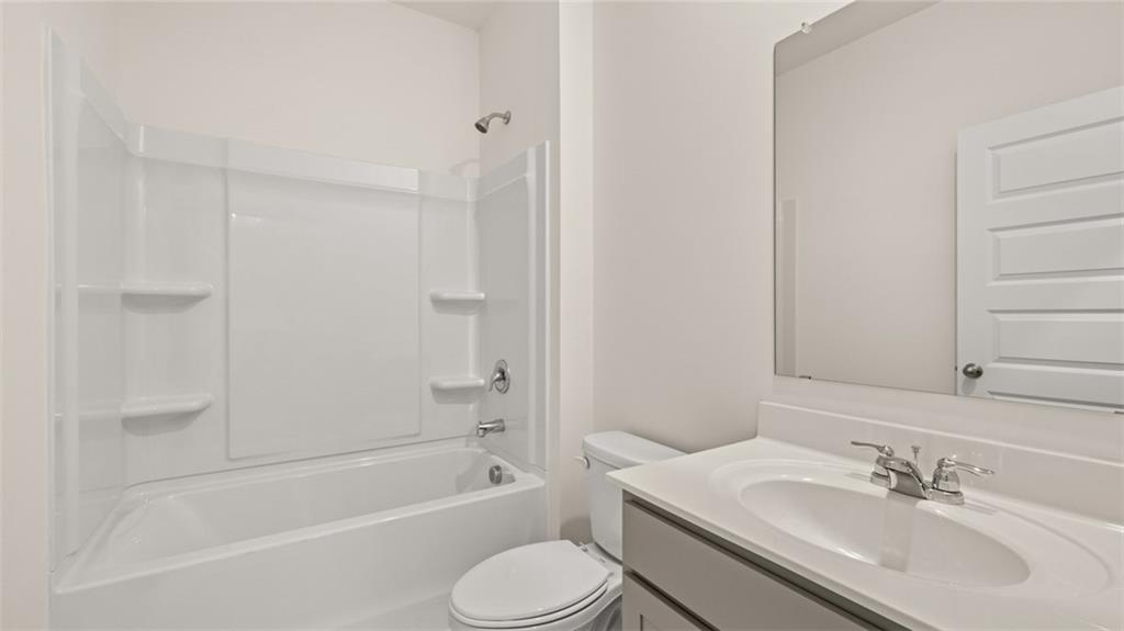 71 Weymouth Drive Locust Grove, GA 30248 - Photo 28 of 56 a bathroom with a sink toilet and bathtub