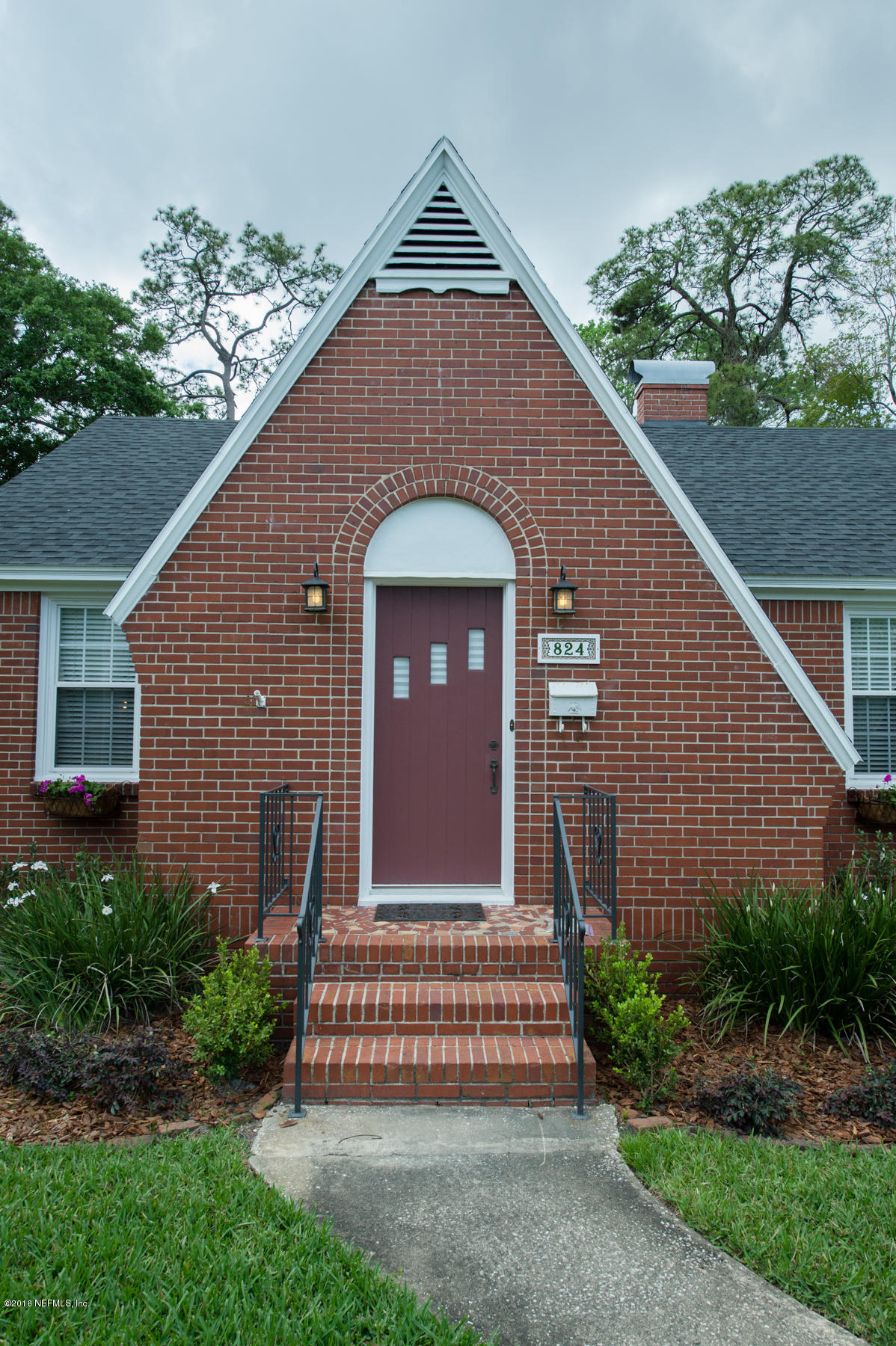 824 South Shores Road Jacksonville, FL 32207 - Photo 19 of 19 a front view of a house with a garden