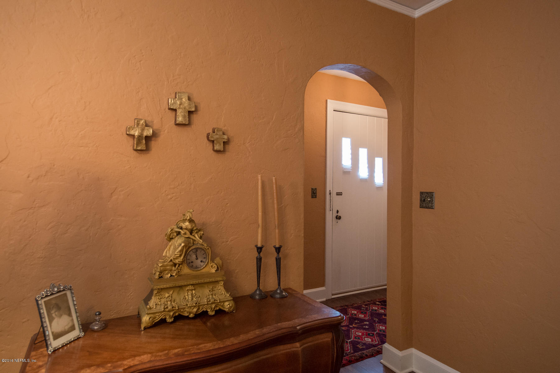 824 South Shores Road Jacksonville, FL 32207 - Photo 2 of 19 a room with a door