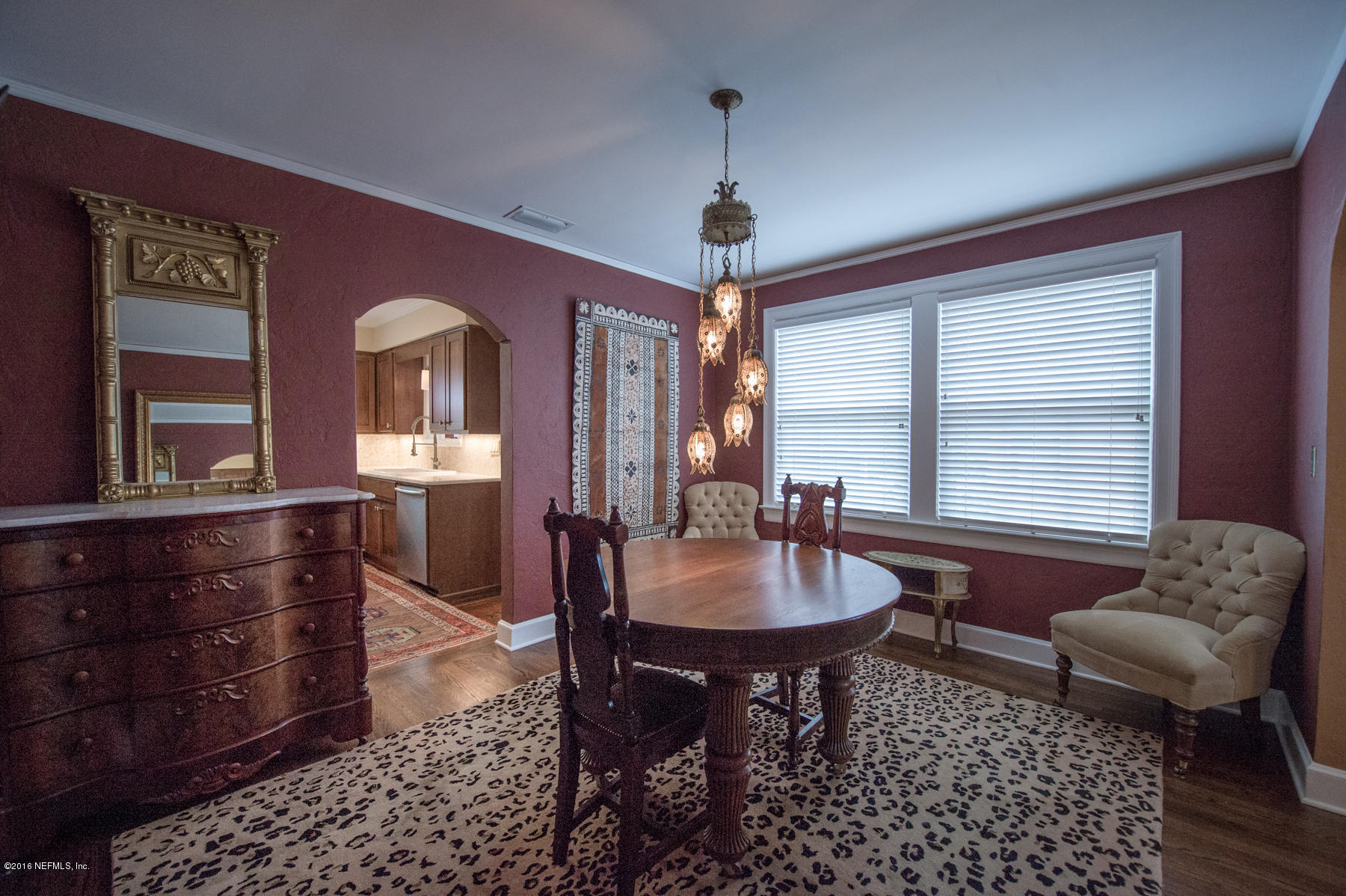 824 South Shores Road Jacksonville, FL 32207 - Photo 6 of 19 a living room with furniture and a window