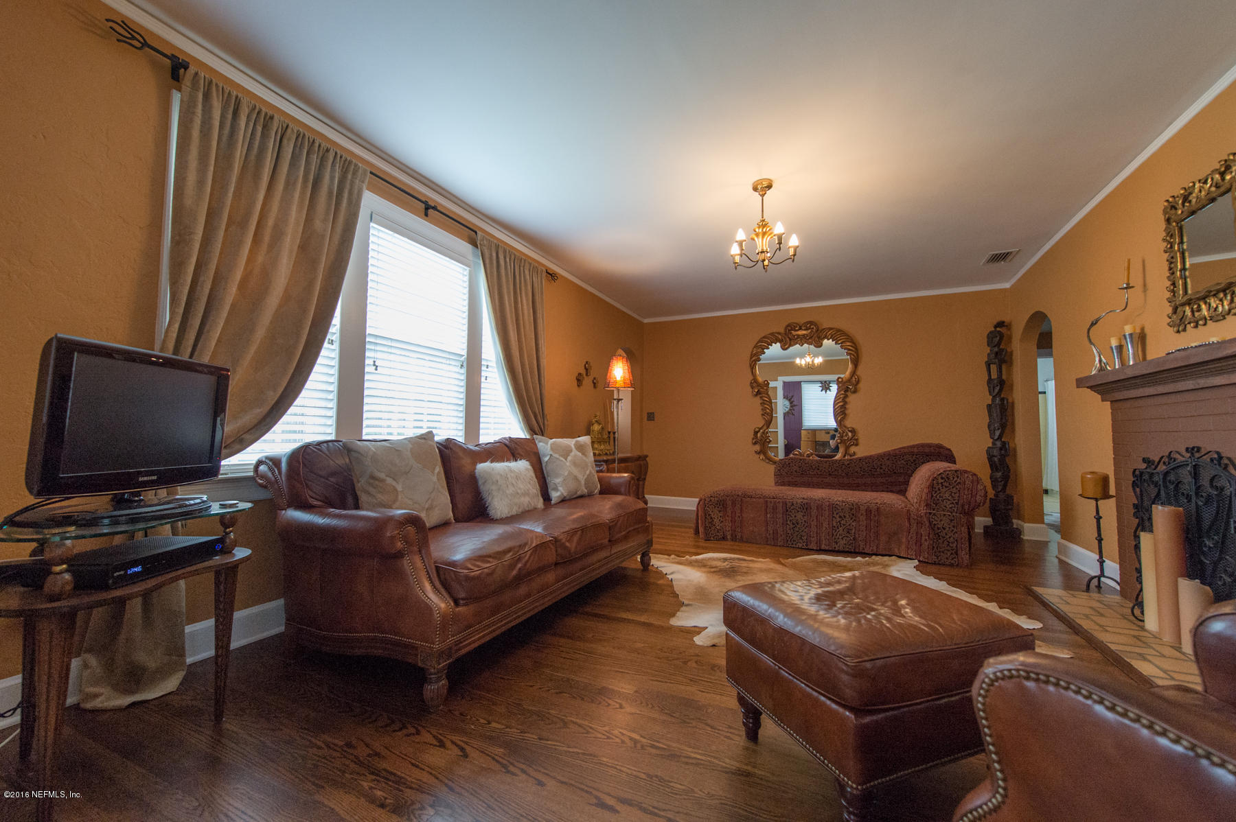 824 South Shores Road Jacksonville, FL 32207 - Photo 9 of 19 a living room with furniture and a flat screen tv