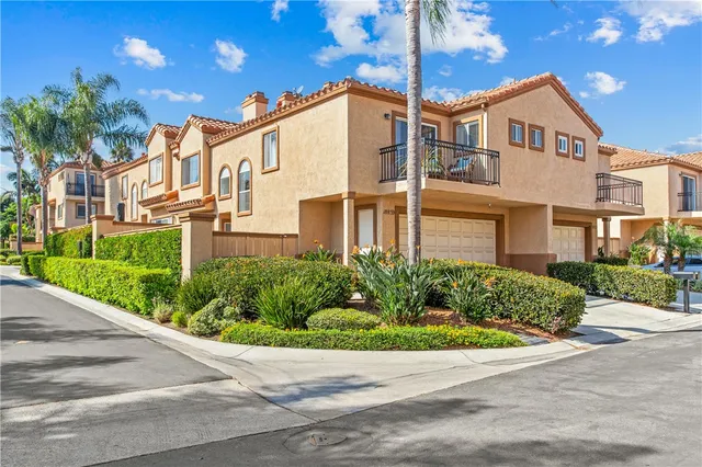 $1,060,000 | 18859 Milos Circle, Huntington Beach, CA 92648