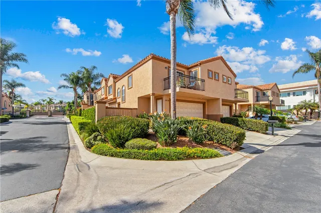 $1,060,000 | 18859 Milos Circle, Huntington Beach, CA 92648