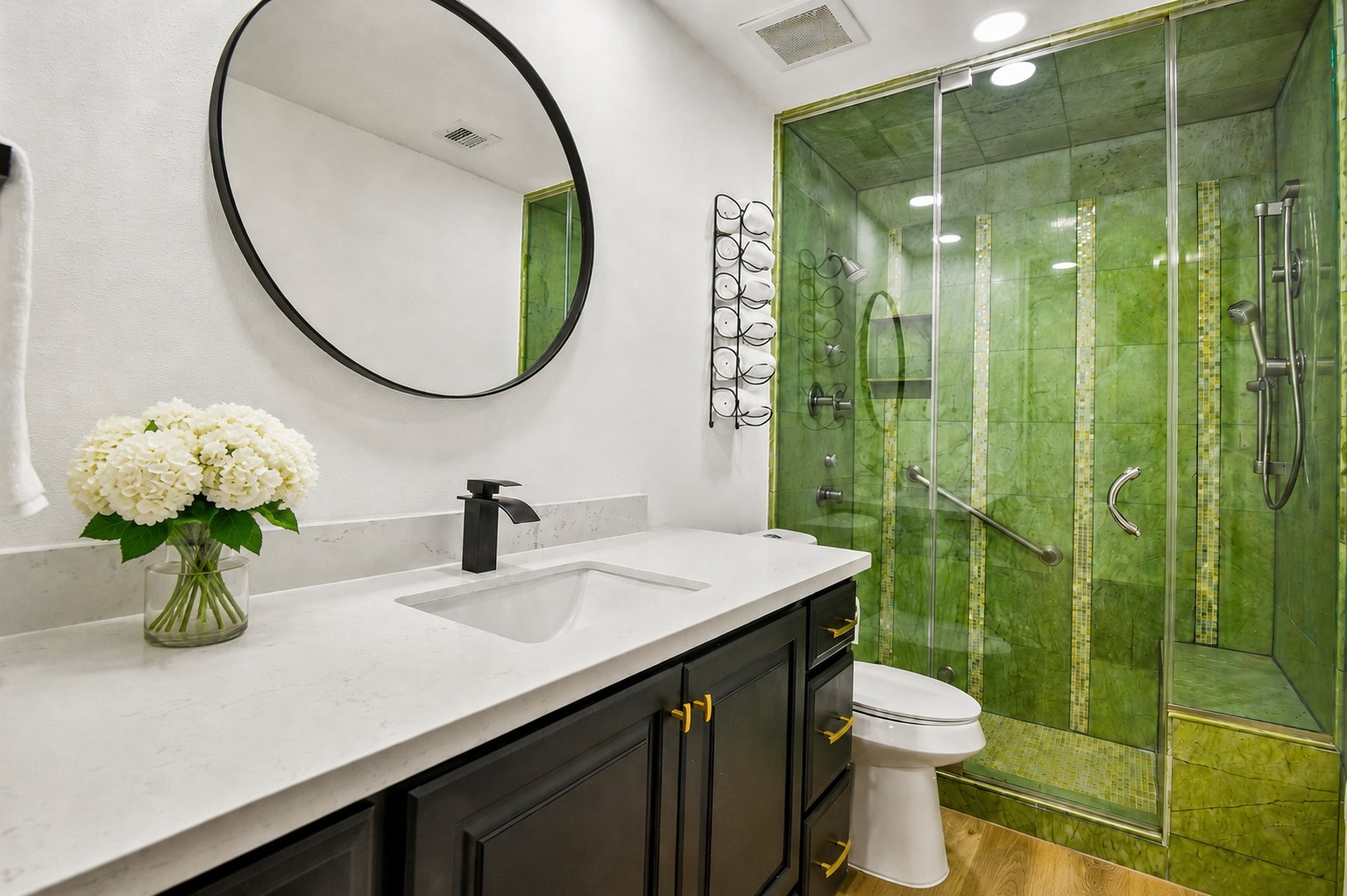 2829 Timmons Lane, Unit 211 Houston, TX 77027 - Photo 31 of 32 Guest Bath