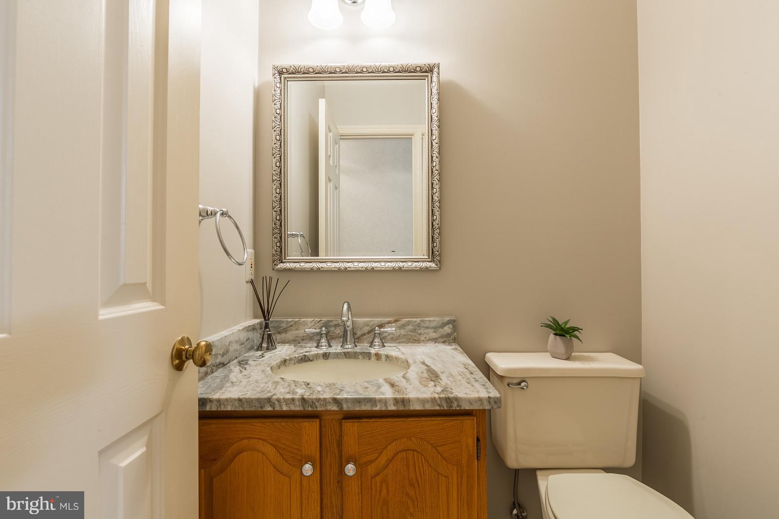 3622 Beaver Ford Road Woodbridge, VA 22192 - Photo 9 of 25 Updated Half Bath Main Level.