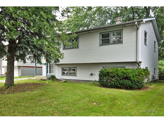 431 North Midlothian Road Mundelein, IL 60060 - Photo 1 of 10 a house view with a garden space
