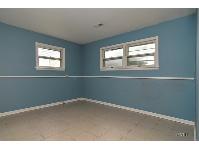 431 North Midlothian Road Mundelein, IL 60060 - Photo 6 of 10 a view of an empty room with a window