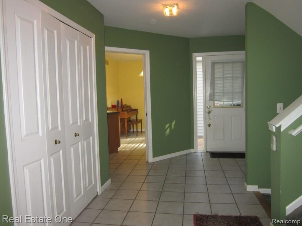 23091 Farmington Road Farmington, MI 48336 - Photo 5 of 36 IMG_1105.JPG