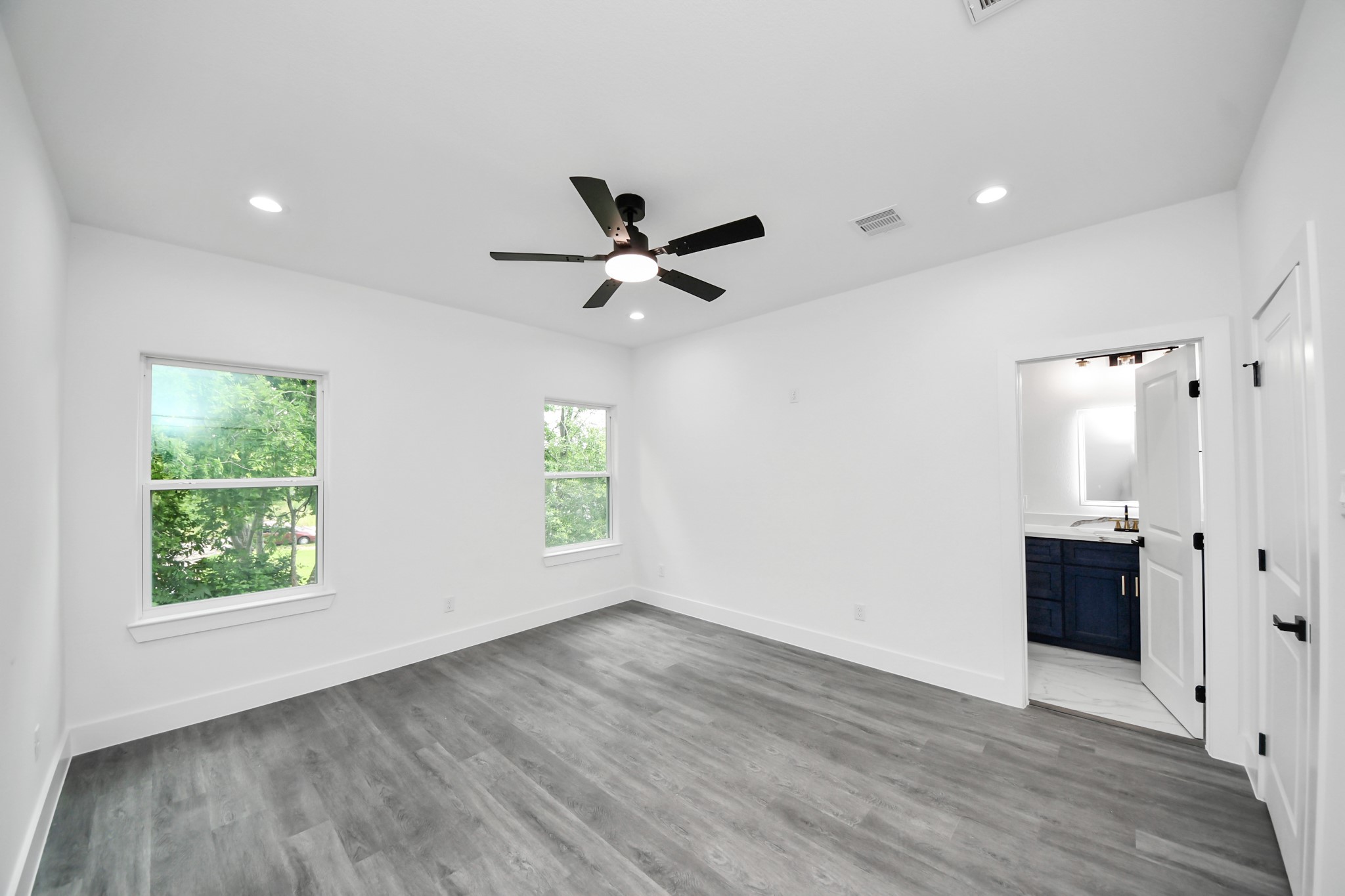 6629 Foster Street Houston, TX 77021 - Photo 24 of 33 Spacious primary upstairs.