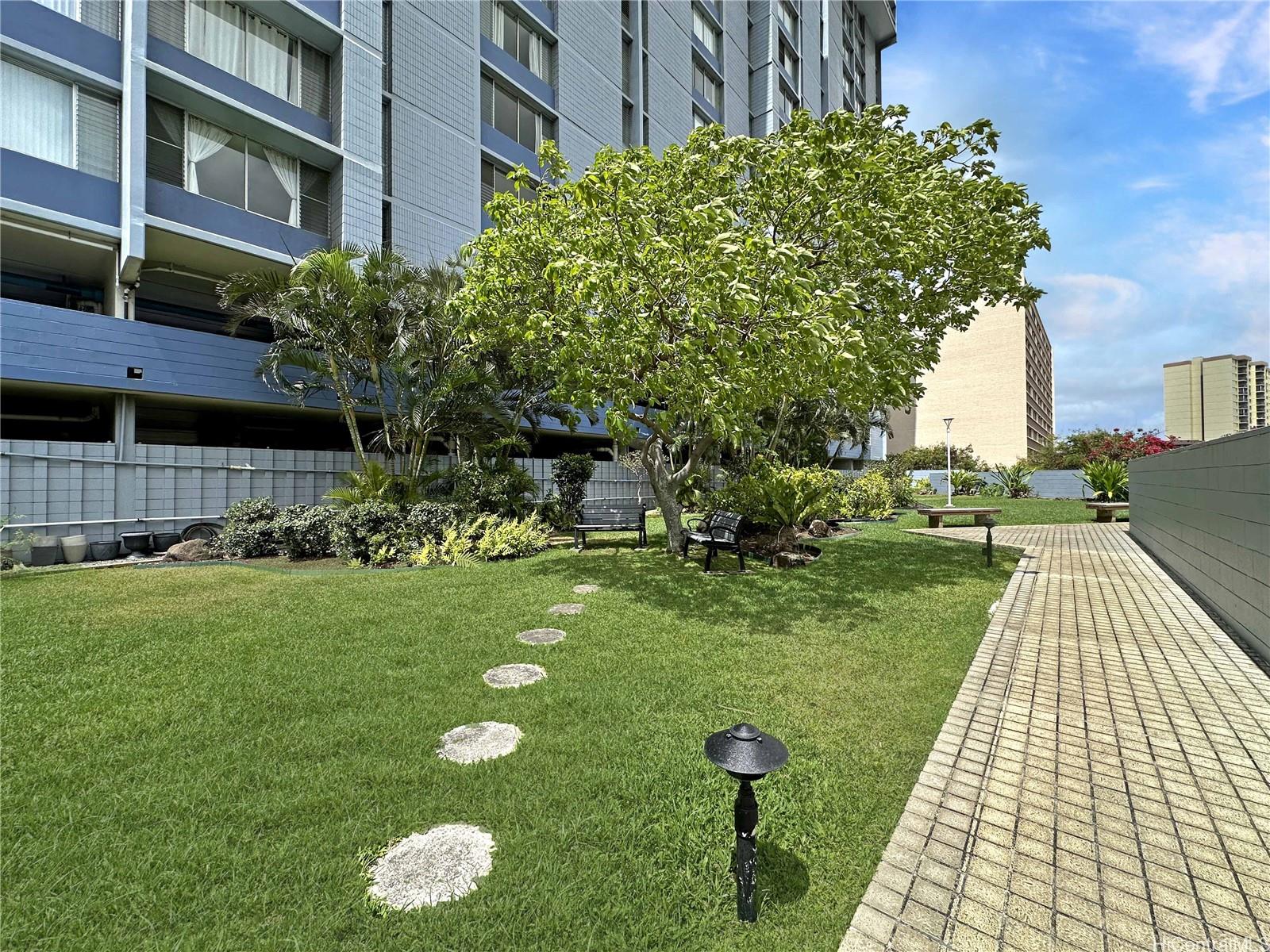 3045 Ala Napuaa Place, Unit 1814 Honolulu, HI 96818 - Photo 13 of 16 a front view of a house with garden