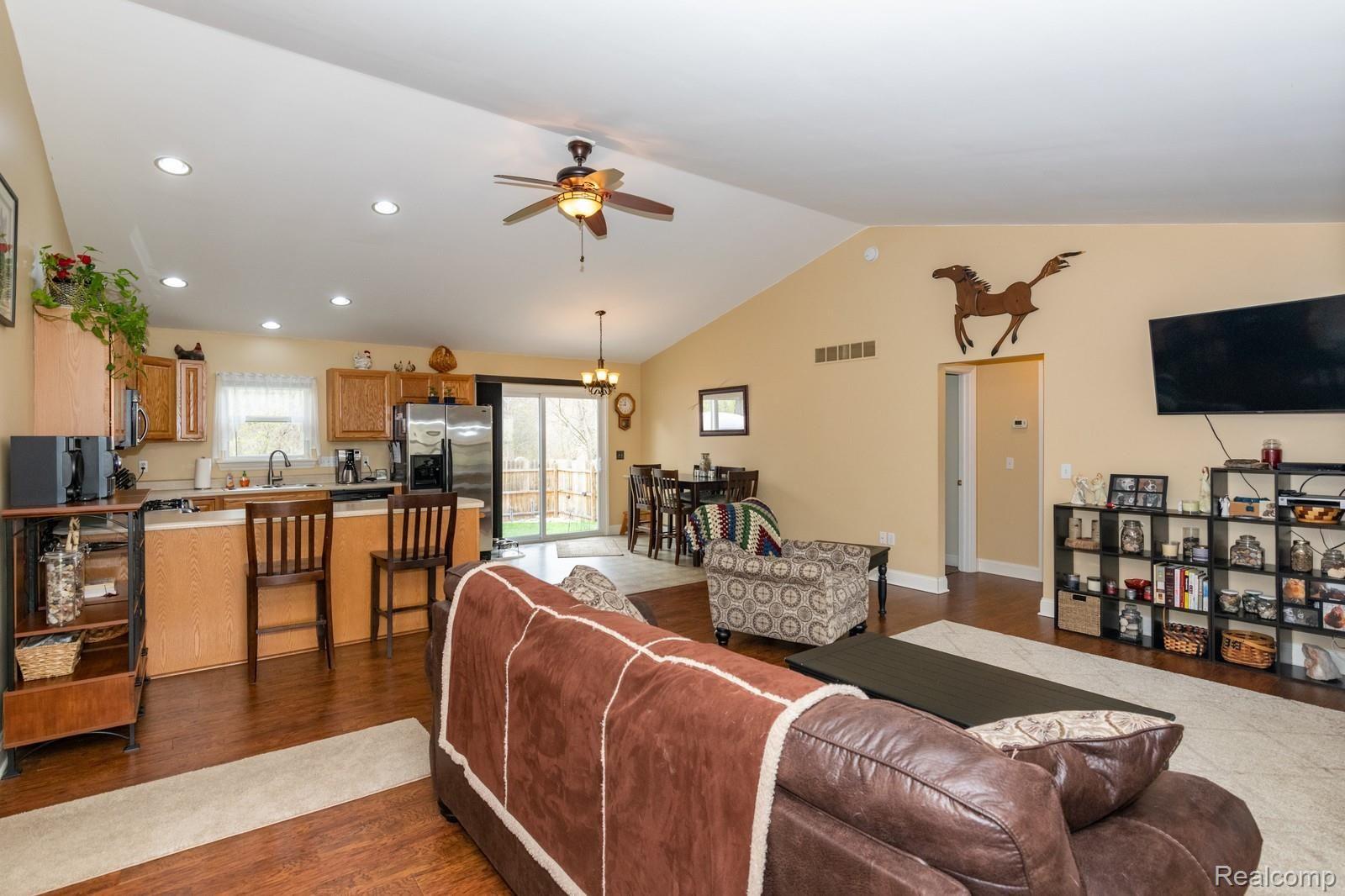 2615 Beach Road Port Huron, MI 48060 - Photo 4 of 22 04_DSC_2374_mls.jpg