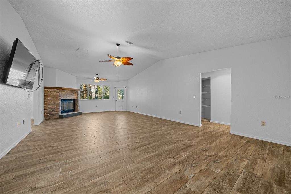 Living rm/Fireplace