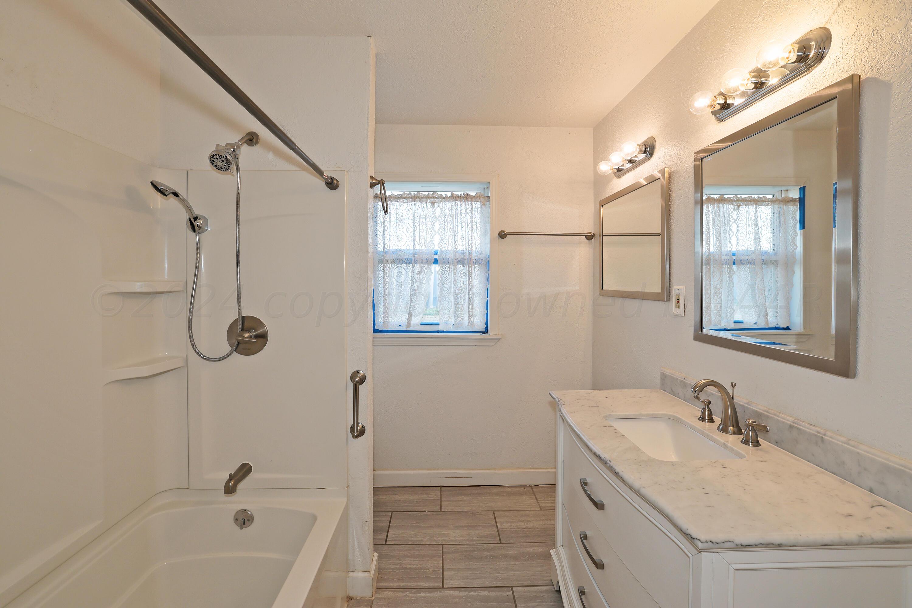 6801 South Blessen Road Amarillo, TX 79119 - Photo 19 of 36 Bathroom
