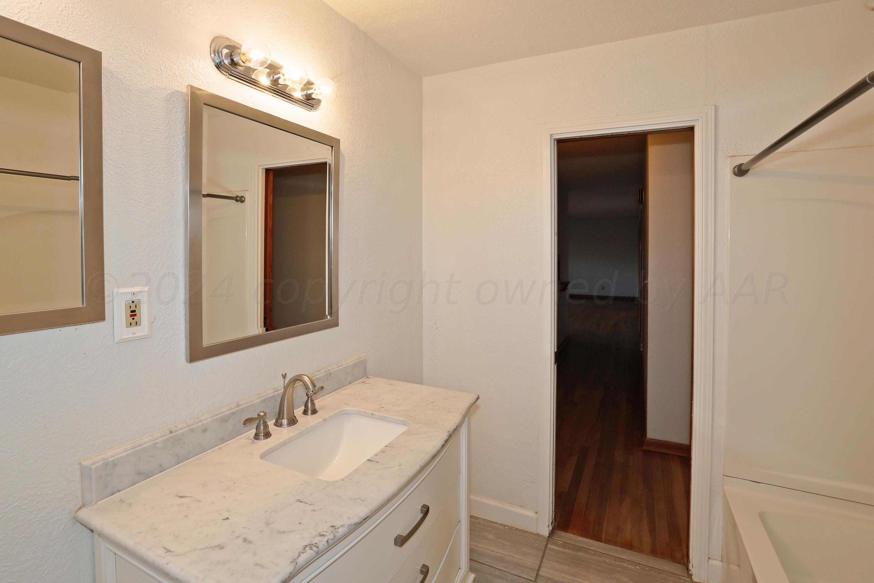 6801 South Blessen Road Amarillo, TX 79119 - Photo 20 of 36 Bathroom2