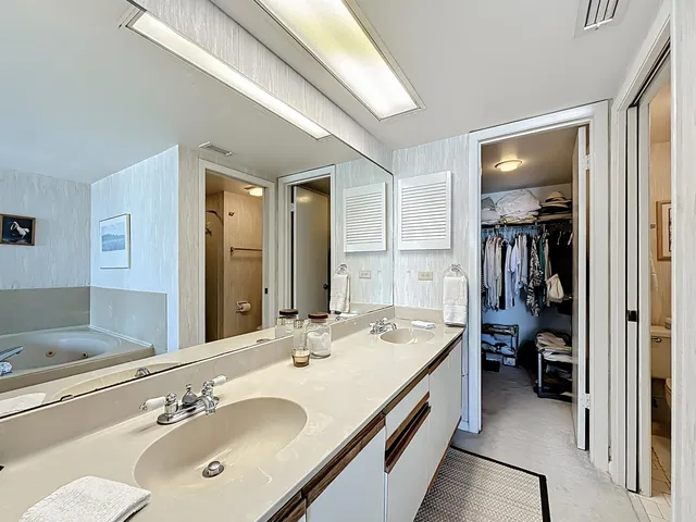 a en suite bathroom with double sink and a mirror