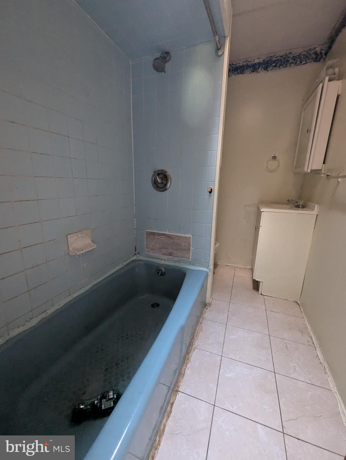 2650 South 68th Street Philadelphia, PA 19142 - Photo 7 of 12 a bathroom with a bathtub